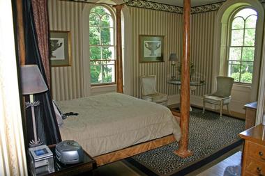 Rooms & Suites at the Mayhurst Inn