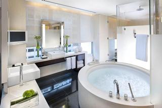 Round Tub with Natural Light at the Mandarin Landmark Hong Kong in China