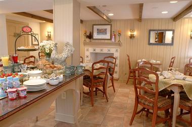 Dining & Amenities