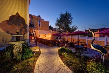 Dining & Amenities