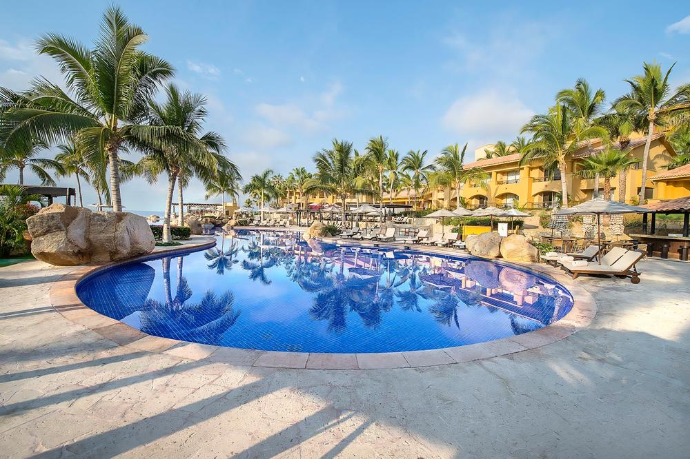 Soak in Oceanfront Elegance at Grand Fiesta Americana Los Cabos