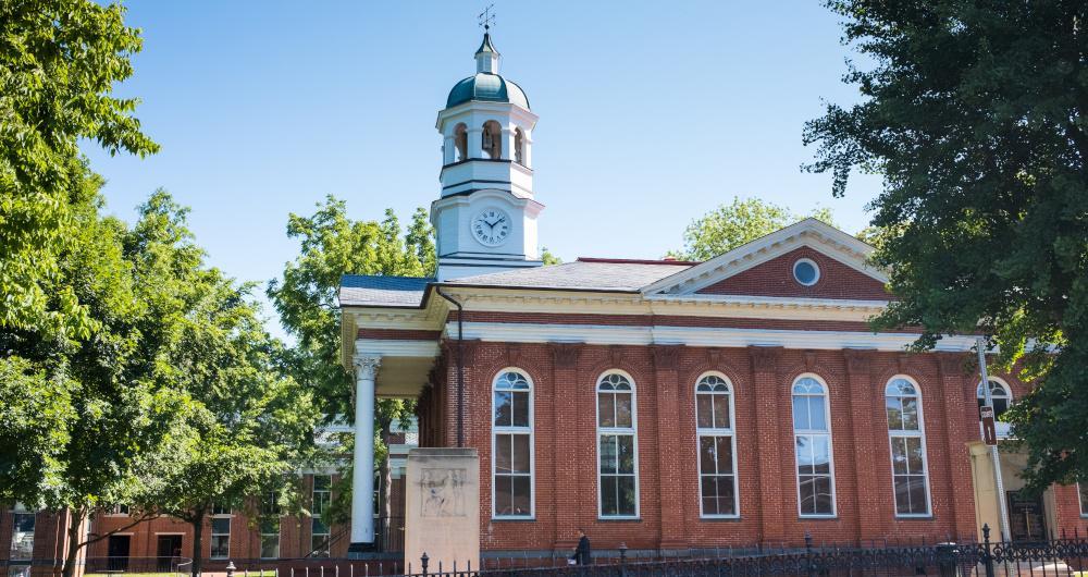 Leesburg: Bricks, Books & Blue Ridge Breezes