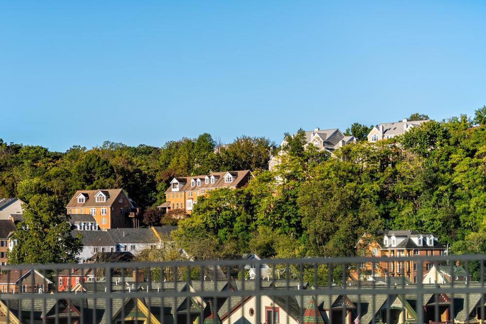 Browse cozy boutiques and admire river views on a quiet, quick trip.