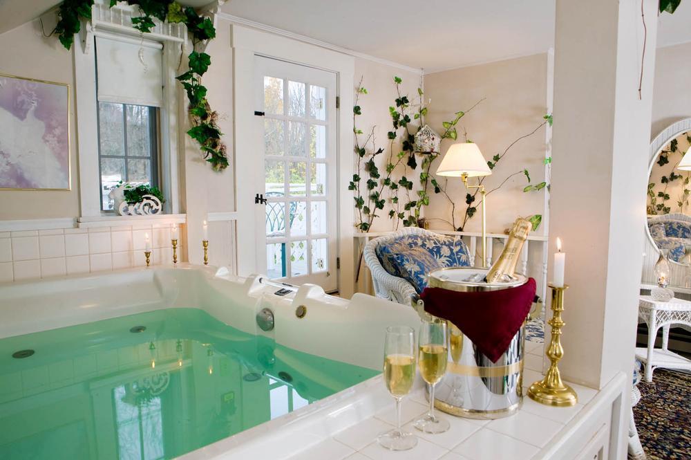 Go stargazing and enjoy serene nights during a cozy couples getaway.