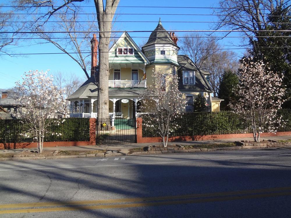 If You’re After Southern Charm and Cozy Comfort, Book Sugar Magnolia Bed & Breakfast