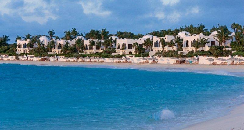 Walk along white sands and enjoy beachfront elegance on a romantic weekend escape.