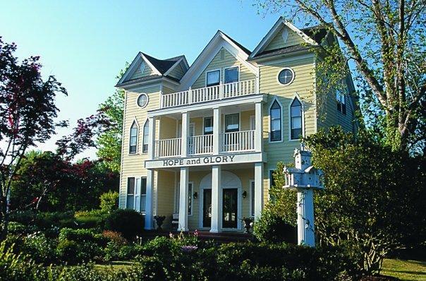 Cruise the creek and savor coastal charm on an unusual summer retreat.