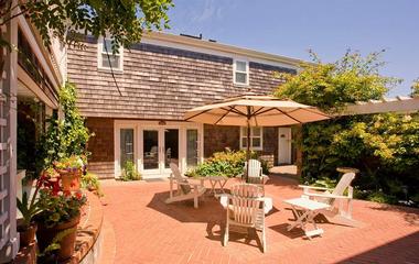 Cannon Beach Hotel: The Courtyard