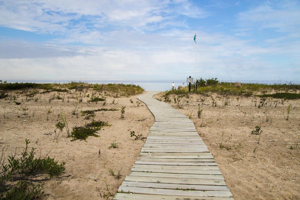 Discover affordable hiking trails and enjoy peaceful picnics near the lakeshore.