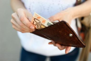 Using Credit Cards, US Dollars or Other Currencies in Greece