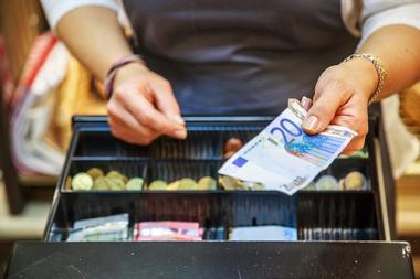 Using Credit Cards, US Dollars or Other Currencies in Spain