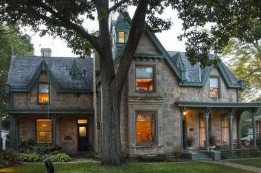 Madison, Wisconsin Wedding Venues: The Livingston Inn