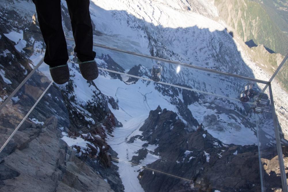 Dare to Step Into the Void at Le 3842