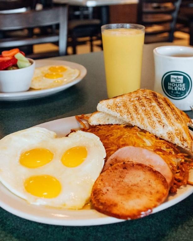 Taste Comfort Classics: Dive Into Hearty Favorites at Metro Diner