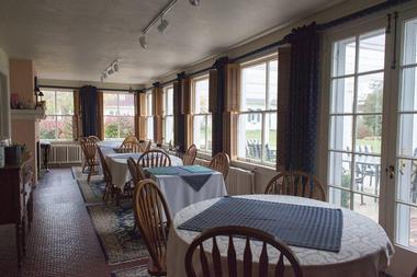 Dining & Amenities