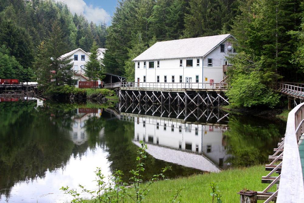 Fish for trophy salmon, enjoy an exciting, all-inclusive fishing getaway.