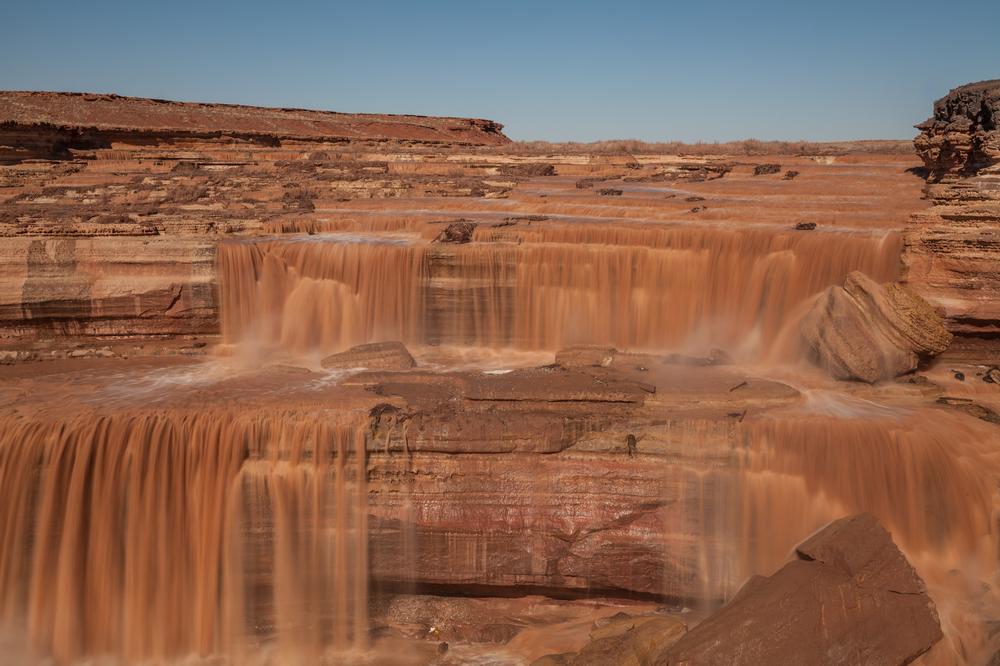 Red Rock landscape surrounding the falls