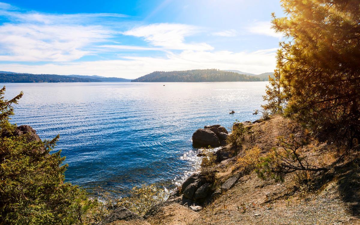 Cruise scenic shores and savor a romantic lakeside getaway.