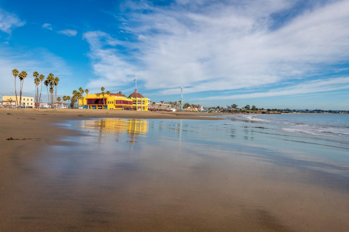 Santa Cruz Main Beach - 10-minute walk