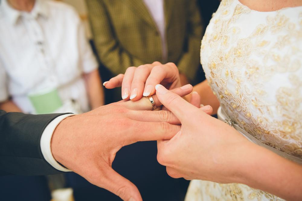 Enjoy intimate weddings with charming gardens and serene natural beauty.