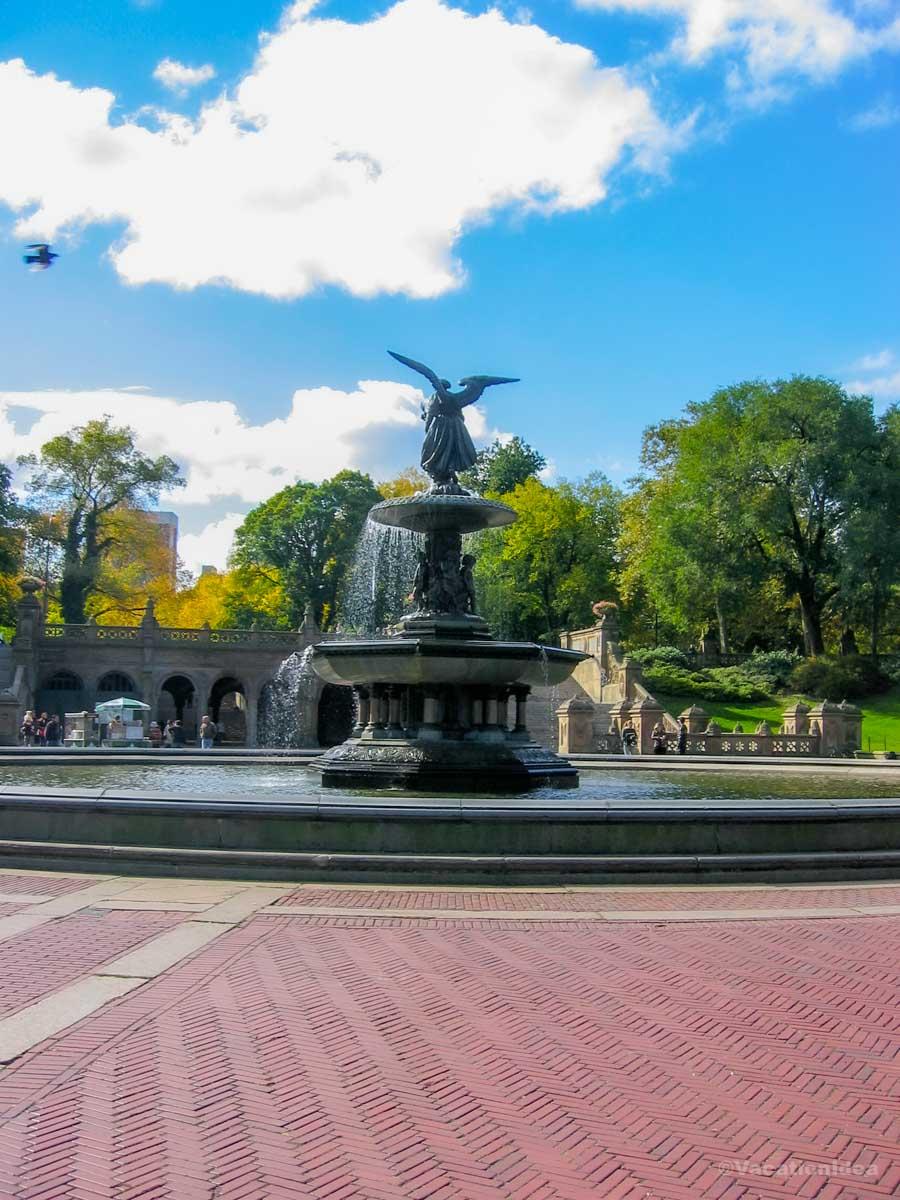 We also passed this famous fountain when I snapped this photo.