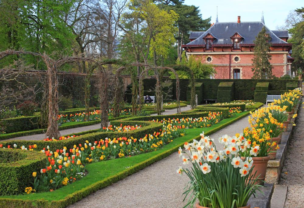 Walk along beautifully landscaped gardens or admire seasonal rose displays.