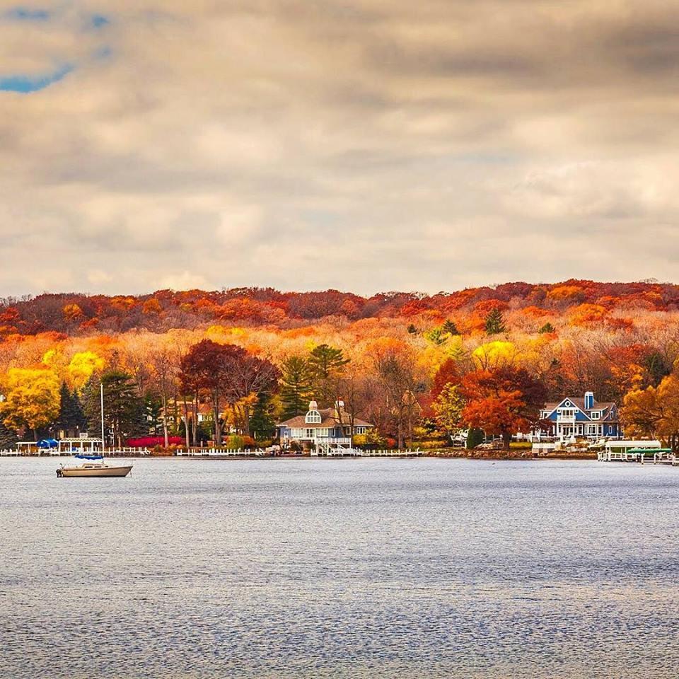See waterfront mansions and enjoy a romantic boat ride with couples.