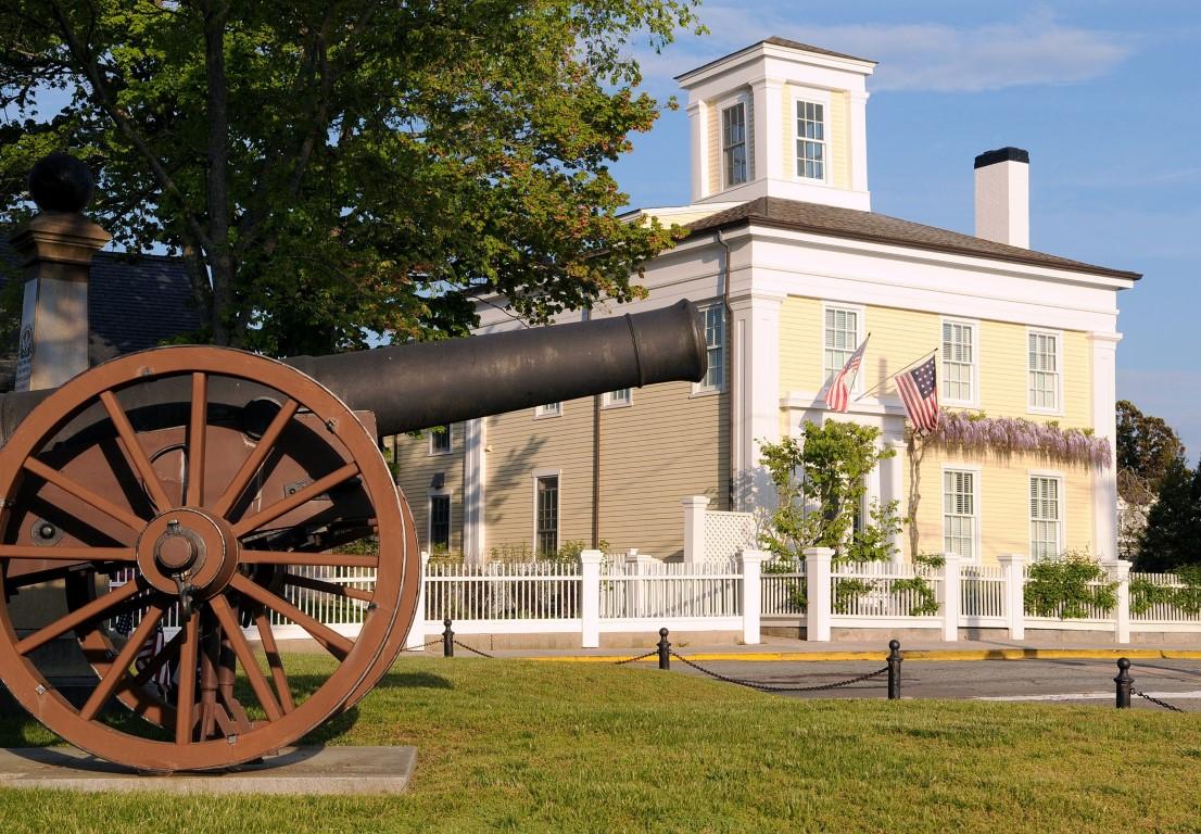 Stroll the harborfront and explore quaint streets on a peaceful couples retreat.