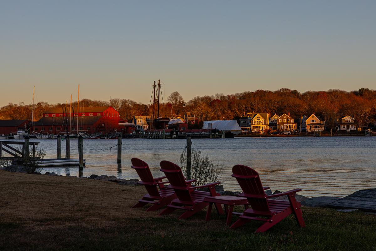 Stroll the harborfront and explore quaint streets on a peaceful couples retreat.