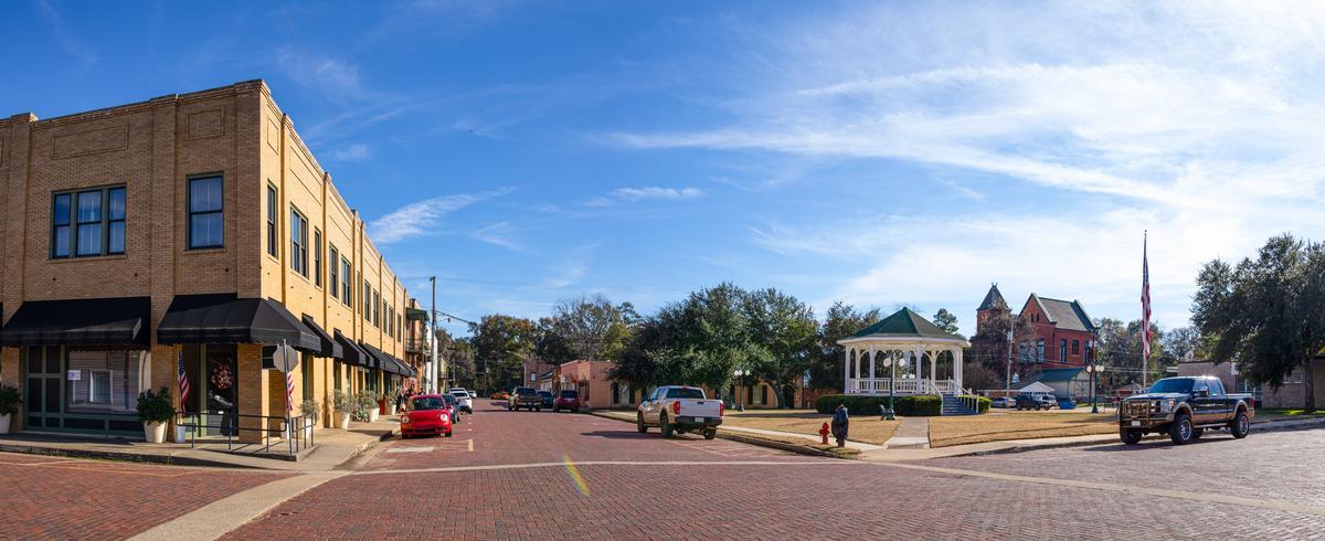 Jefferson: Porch Swings, Paddle Boats & Ghosts in the Brick