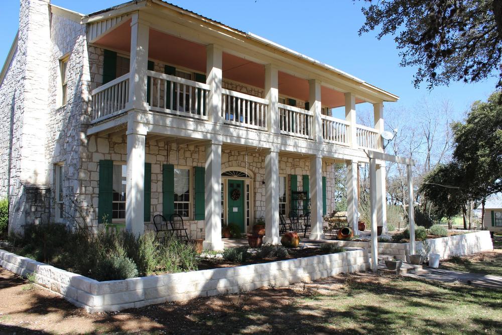Enjoy cozy accommodations at The Crossroads Inn - One hour drive from Austin