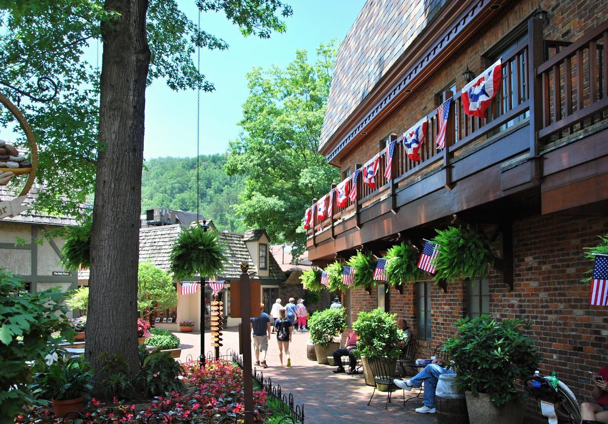 Tour mountain shops and enjoy scenic views on a quick couples weekend.