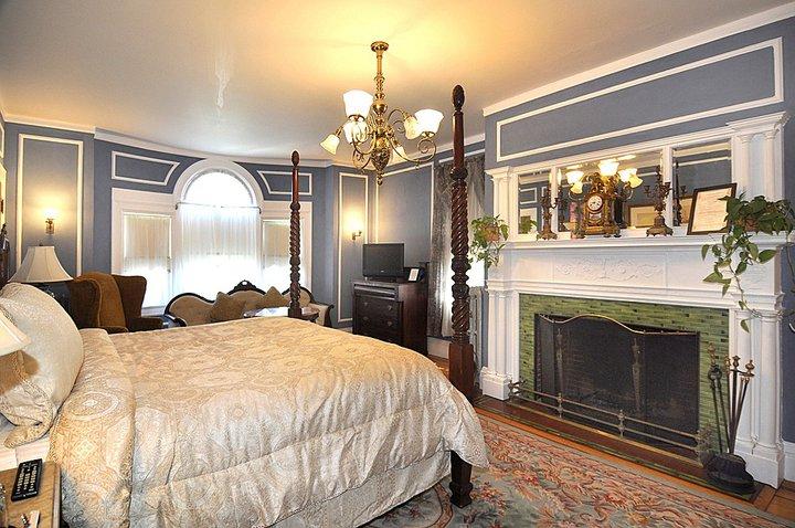 Edgewood Manor - just 10 minutes by car from Downtown Providence