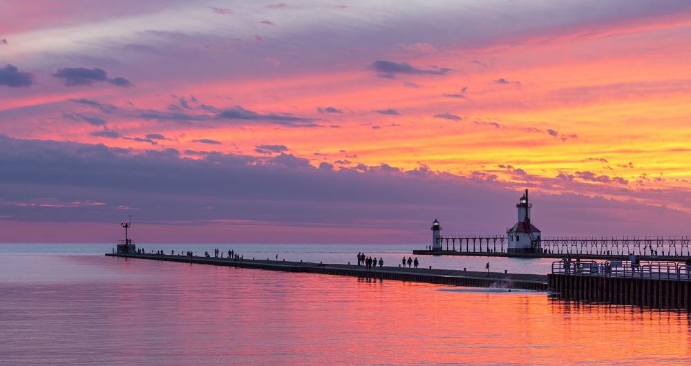 Benton Harbor, Michigan: Shoreline Quiet and Garden Paths