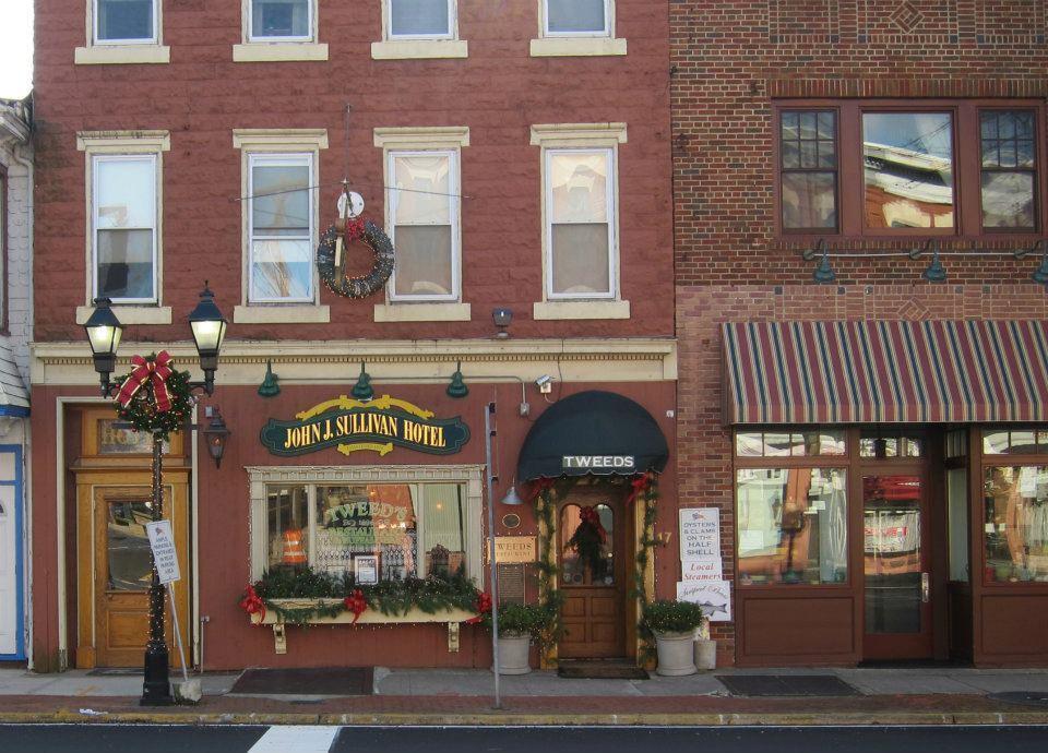 Tweeds Restaurant & Buffalo Bar