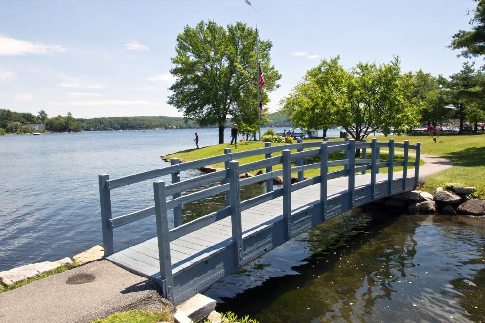 Visit scenic lakefront attractions and enjoy a relaxing weekend by Lake Winnipesaukee.
