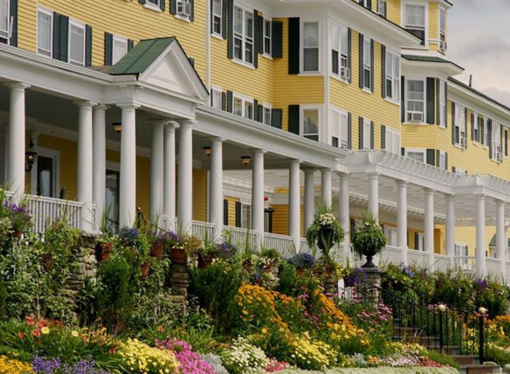 Unwind in Grand Style with Mountain Views at Mountain View Grand Resort & Spa
