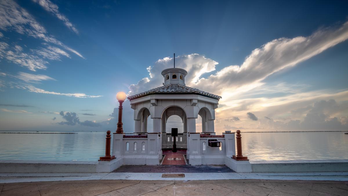 Corpus Christi’s Shoreline Ease & Salty Light