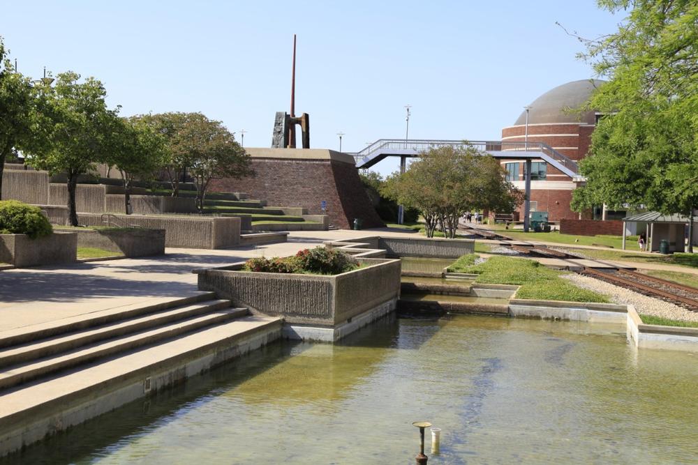 Explore Louisiana’s capital and see historic landmarks along the Mississippi River.