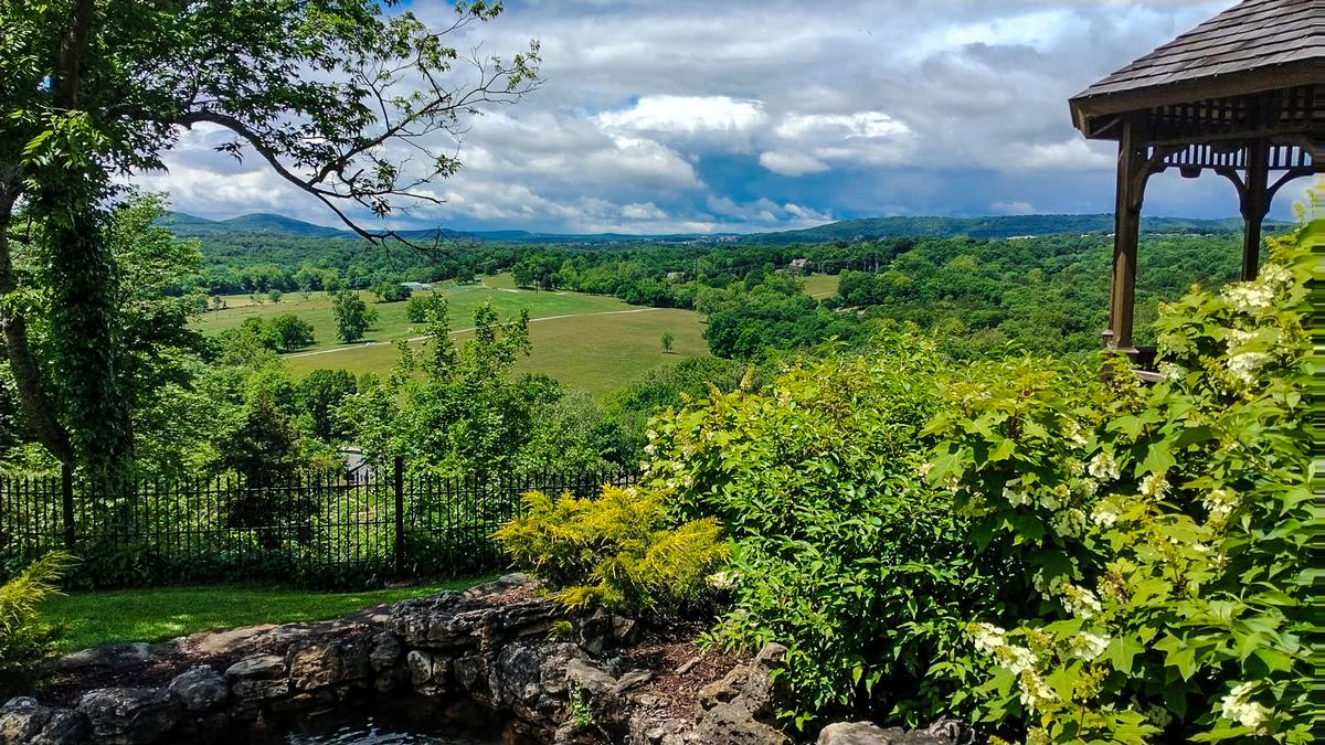 Catch live shows and enjoy mountain views on a fun weekend getaway.