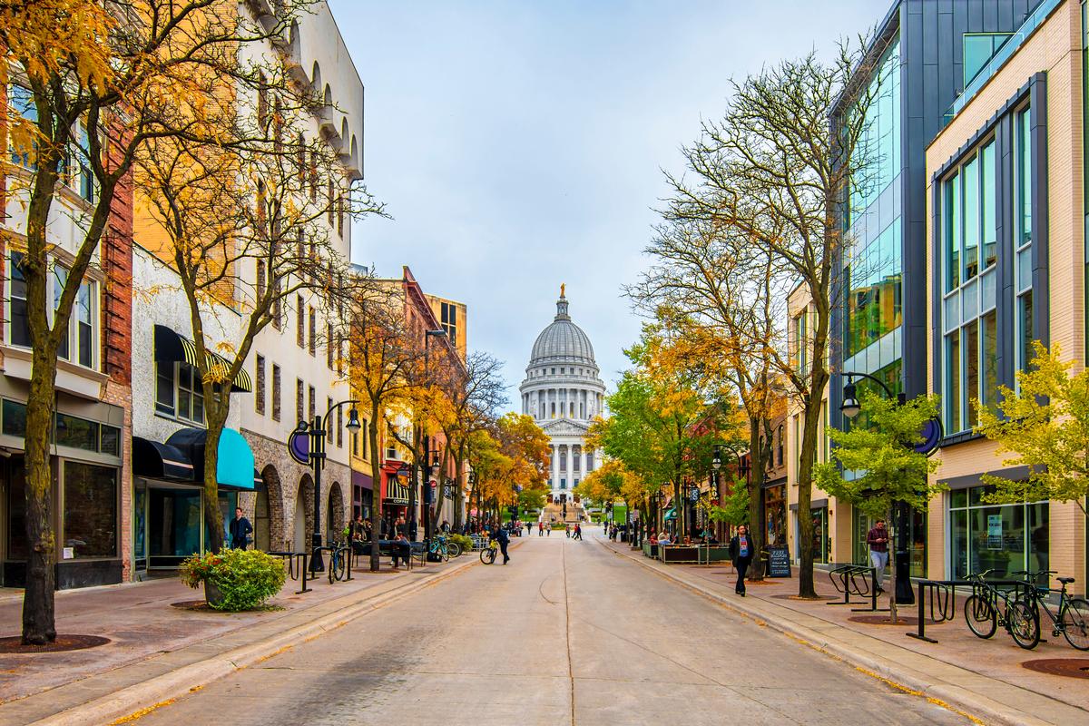 Visit the Capitol and walk lakeside trails on an easy spring outing.