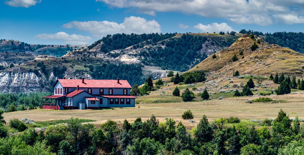 Medora: Painted Cliffs and Cowboy Echoes
