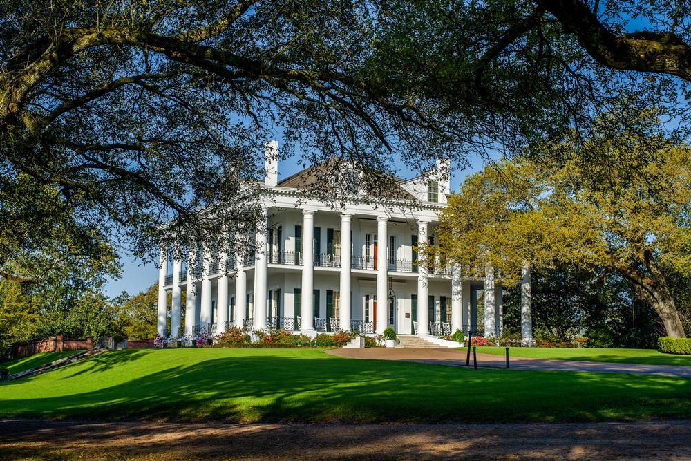 Tour historic antebellum homes and enjoy scenic Mississippi River views.