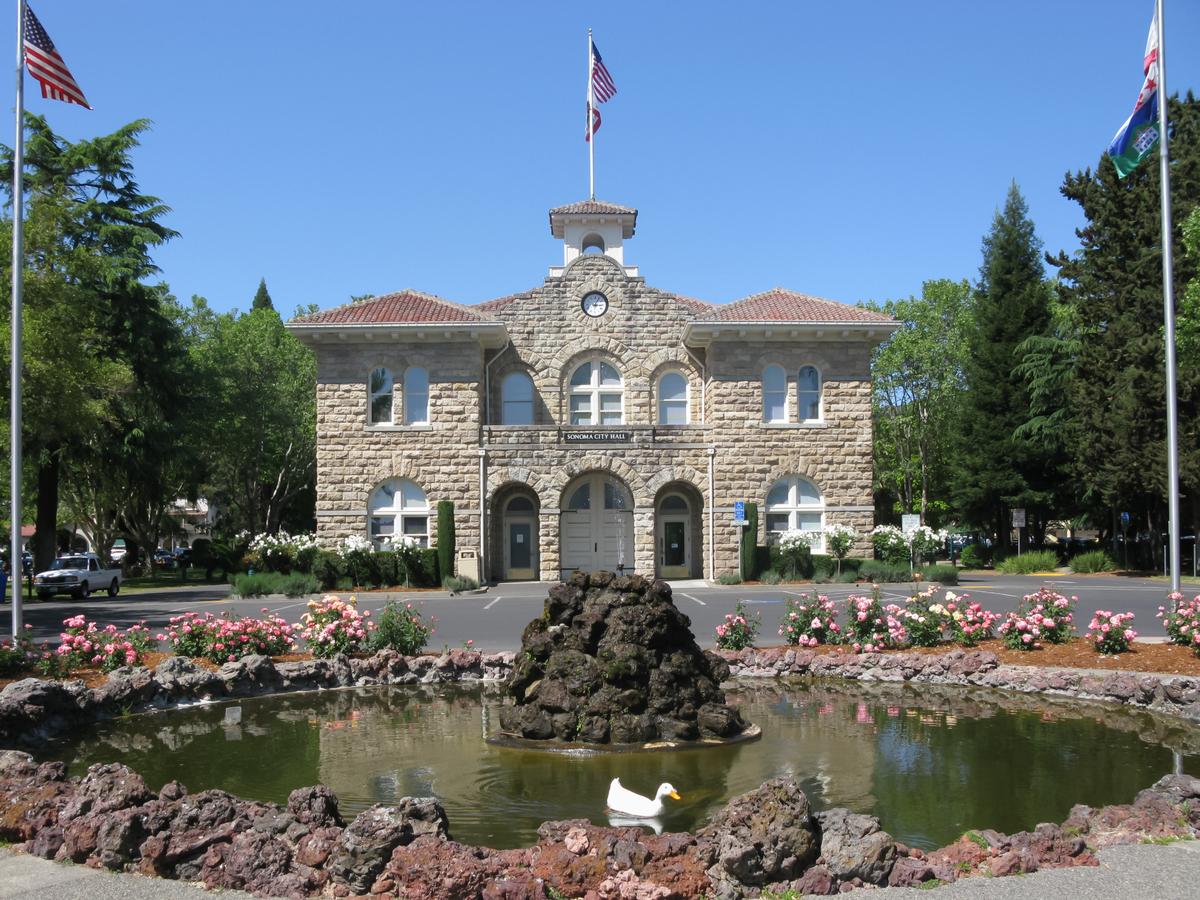 Strolling and admiring the view of the City Hall of Sonoma
