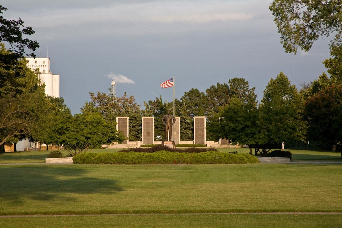 Abilene, Kansas: Trains, Trails & Tallgrass Memories