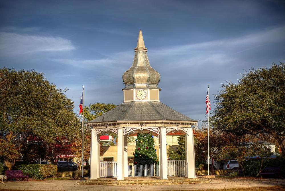 Stroll historic streets and explore cave attractions on an easy weekend escape.