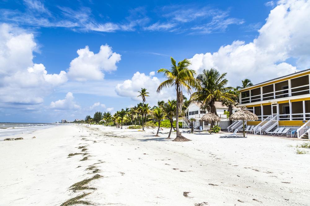 Relax on sunny beaches in Fort Myers