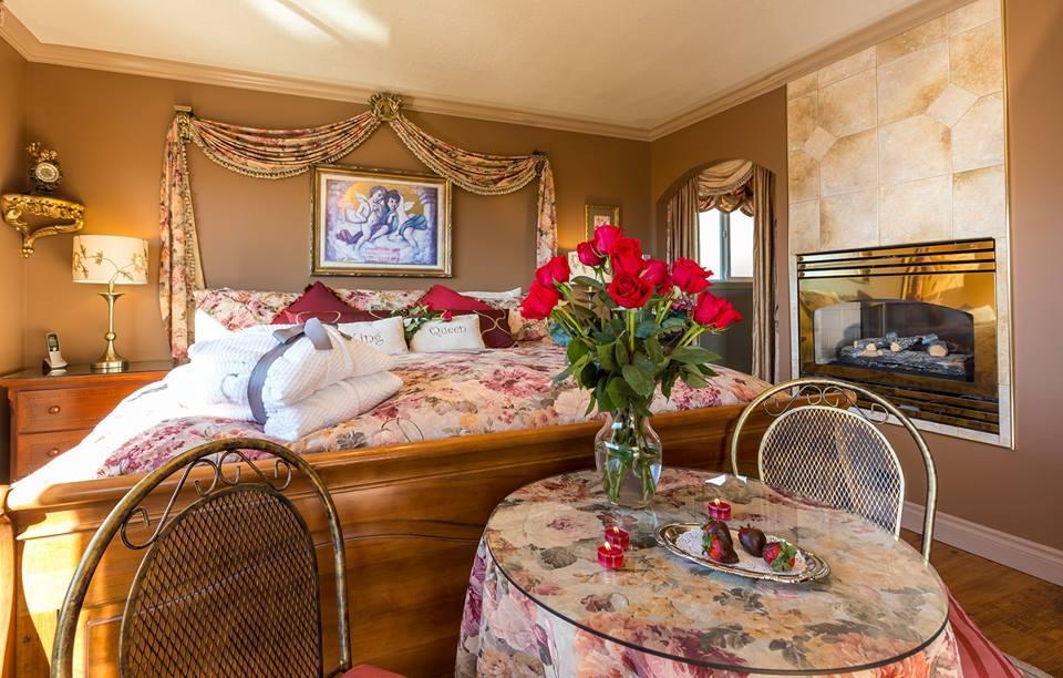 Unwind in Romantic Seclusion with Lake Views at A Vista Villa