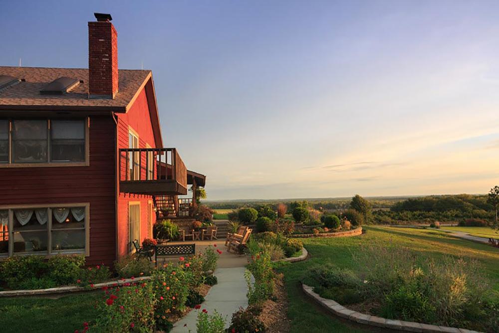 Escape to Peaceful Luxury: Unwind with Scenic Views at Cedar Crest Lodge