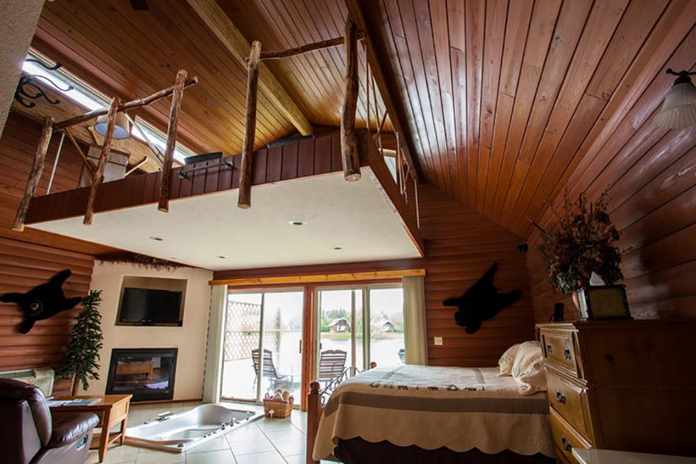 Unwind in Romantic Seclusion at Serenity Springs